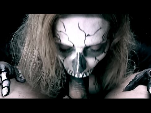 ❤️ Demon girl zuigt pik met haar zwarte mond en slikt sperma. ☑ Porno fb at us ﹏